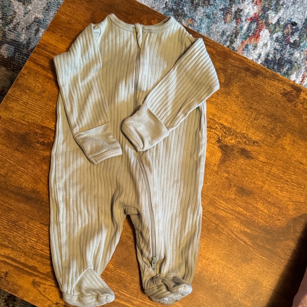 Assorted Baby Clothing Set - Picture 4 of 13